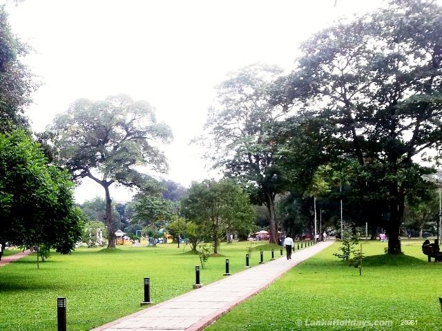 Vihara Maha Devi Park - 25 yards away